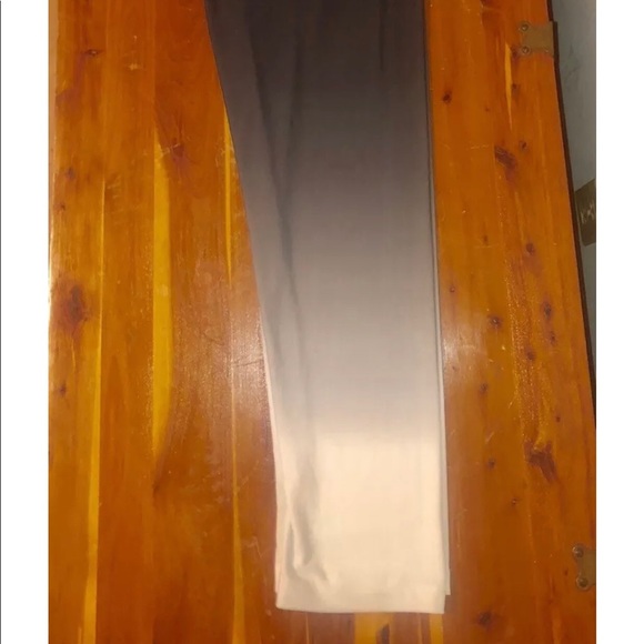 Venus Women’s Dark Gray to Cream Ombre Leggings XL - Picture 8 of 8